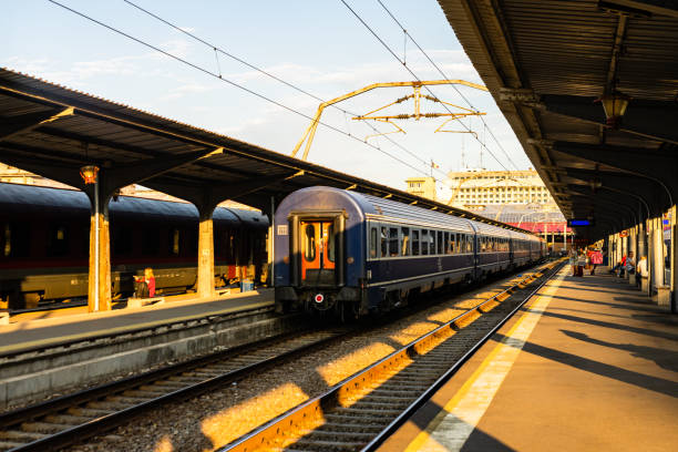 povos que esperam o trem na plataforma da estação railway norte (gara de nord) em bucareste. - cfr - fotografias e filmes do acervo