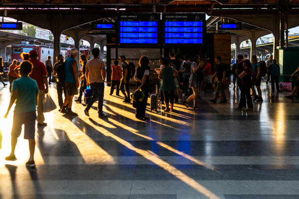 bordo di partenza sulla stazione ferroviaria principale di bucarest nord. (gara de nord) - cfr foto e immagini stock