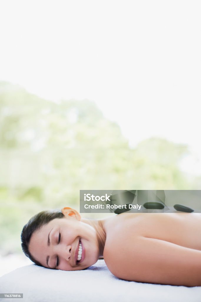 Mujer disfrutando de terapia lastone - Foto de stock de Personas libre de derechos