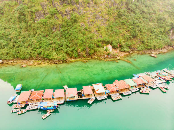 tradycyjna wioska cua van floating village w zatoce halong - halong bay vietnam bay cruise zdjęcia i obrazy z banku zdjęć