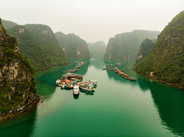 tradycyjna wioska cua van floating village w zatoce halong - halong bay vietnam bay cruise zdjęcia i obrazy z banku zdjęć