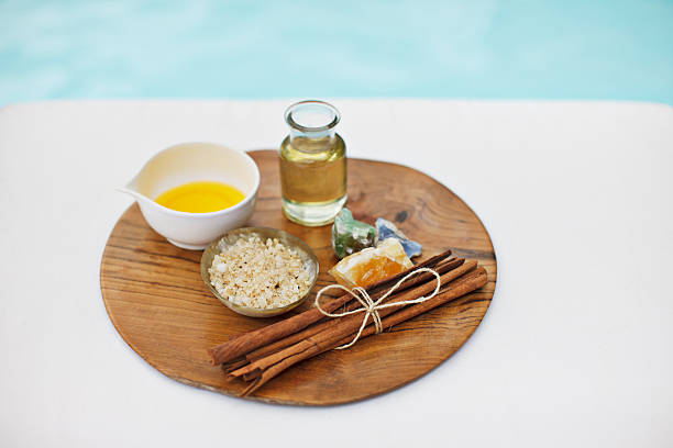 sales de baño y aceites de masajes junto a la piscina - multi well trays fotografías e imágenes de stock