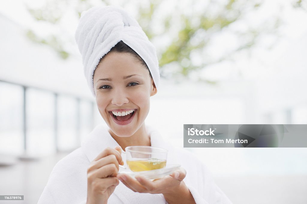 Mulher com cabeça Enrolado em Toalha beber chá - Royalty-free Chá - Bebida quente Foto de stock