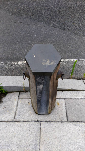 pilar de piedra de diseño en el lado de la carretera en la ciudad de hiraizumi - mutsu fotografías e imágenes de stock