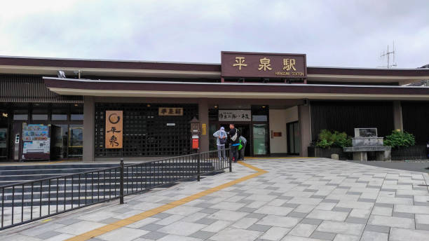 vista de la entrada principal de la estación de hiraizumi. - mutsu fotografías e imágenes de stock