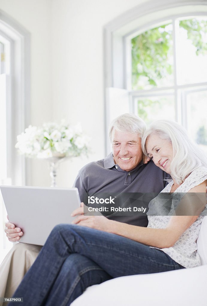 Altes Paar mit laptop auf sofa - Lizenzfrei Baby Boomer Stock-Foto