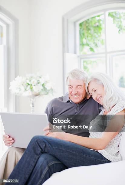 Altes Paar Mit Laptop Auf Sofa Stockfoto und mehr Bilder von Baby Boomer - Baby Boomer, Laptop, 60-64 Jahre