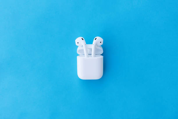 auriculares bluetooth inalámbricos apple airpods y estuche de carga para apple iphone. nuevos apple earpods airpods en caja. - editorial use audio fotografías e imágenes de stock