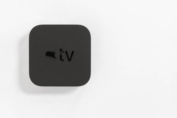アップルコンピュータによる新しいapple tvメディアストリーミングプレーヤーのマイクロコンソール - 白で隔離されていません。 - streaming media service ストックフォトと画像