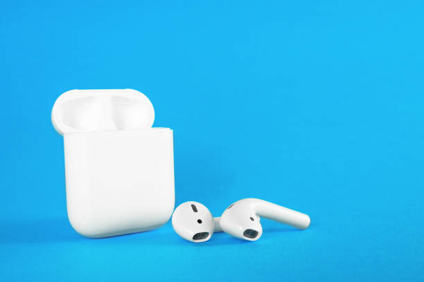 auriculares bluetooth inalámbricos apple airpods y estuche de carga para apple iphone. nuevos apple earpods airpods en caja. - editorial use audio fotografías e imágenes de stock