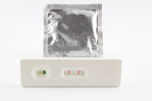 pregancy test and condom - condom sex education contraceptive aids imagens e fotografias de stock