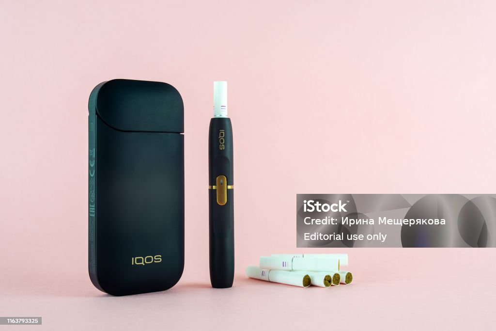 Neueste Iqos Elektronische Zigarette Auf Rosa Hintergründen Stockfoto und  mehr Bilder von Elektrische Zigarette - iStock