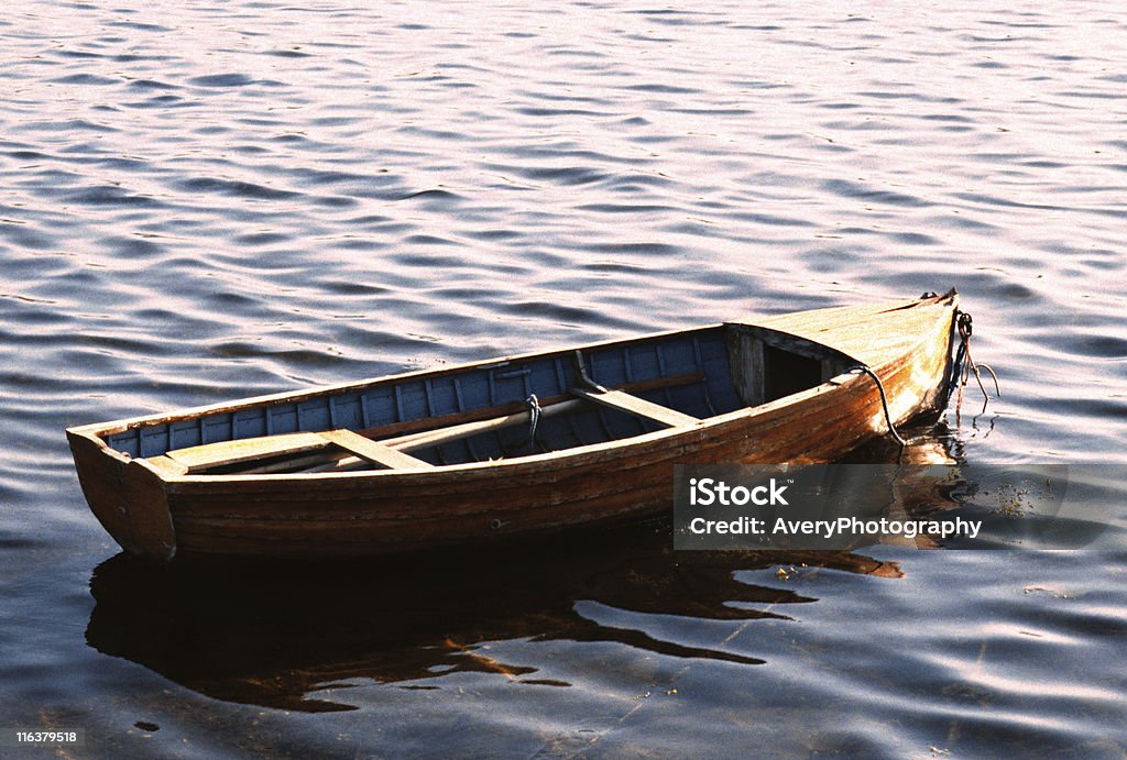 Barco en el lago - Foto de stock de Agua libre de derechos
