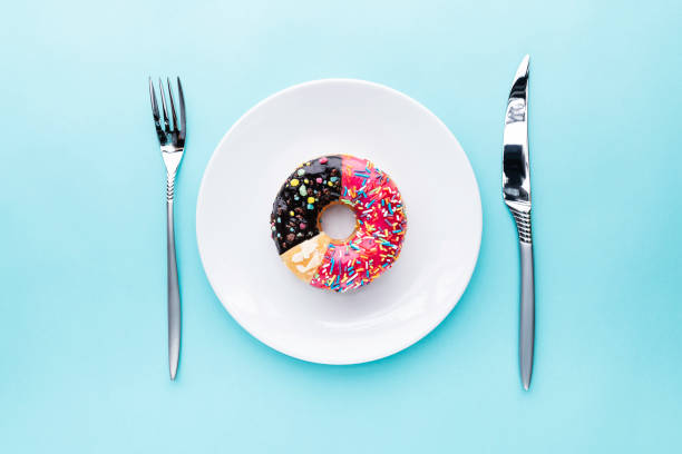donut chart - donut graph - slice of food - blue plate fotos imagens e fotografias de stock
