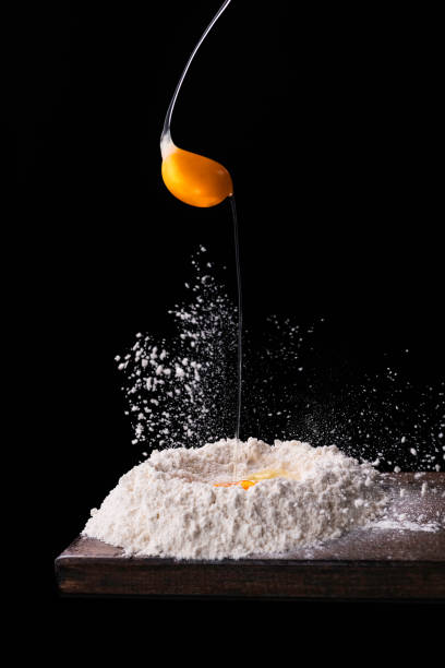 produzione di torte - baking flour ingredient animal egg foto e immagini stock