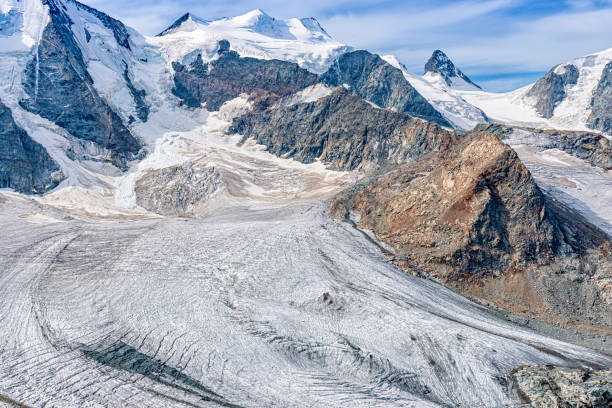 vista para a geleira de morteratsch e o panorama de piz berinia e de piz palu em switzerland. alpes suíços. - engadine switzerland palu piz - fotografias e filmes do acervo