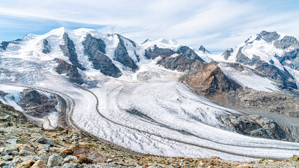 vista del glaciar morteratsch y panorama de piz berinia y piz palu en suiza. alpes suizos. - glaciar fotografías e imágenes de stock