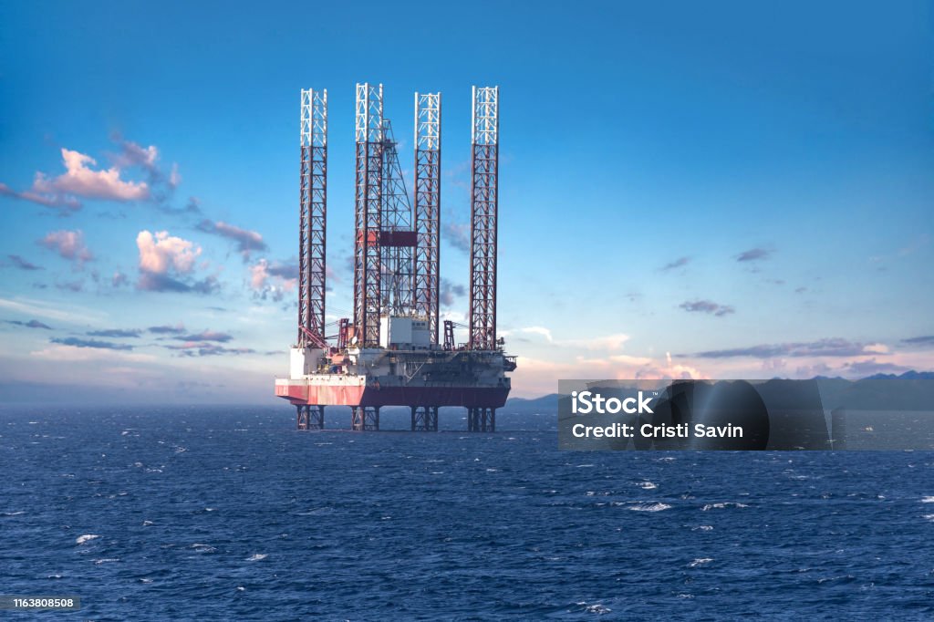 Gran plataforma de perforación de plataformas petrolíferas en alta mar - Foto de stock de Plataforma petrolífera libre de derechos