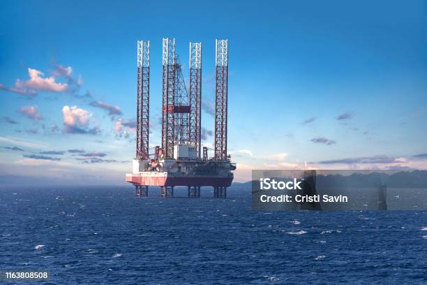 Gran Plataforma De Perforación De Plataformas Petrolíferas En Alta Mar Foto de stock y más banco de imágenes de Plataforma petrolífera