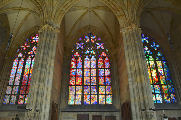 prag katedrali 'nde vitray pencereleri - st vitus katedrali stok fotoğraflar ve resimler