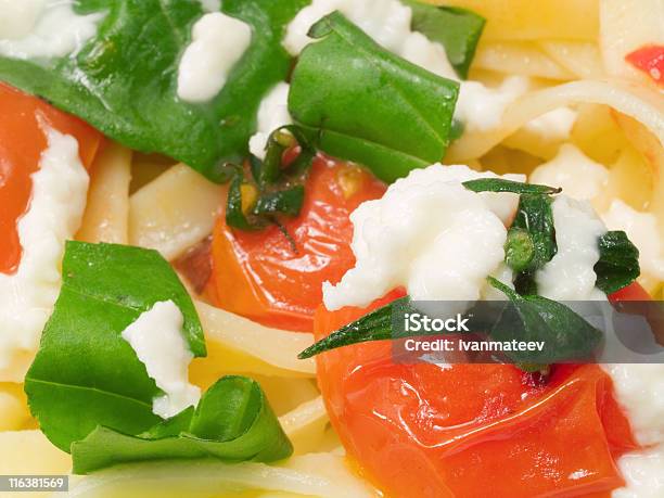 Foto de Massa Collectionfettucini Com Tomate Manjericão E Muçarela e mais fotos de stock de Almoço