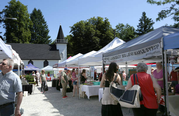 compras en fort langley village farmers' market, canadá - langley fotografías e imágenes de stock