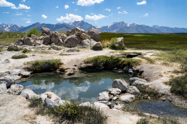 molas quentes dadas forma coração em fontes termais selvagens de willys em lagos de mammoth califórnia na serra nevada oriental, no caldera longo do vale - mammoth - fotografias e filmes do acervo