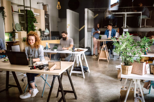 femme créateur travaillant au bureau - coworking photos et images de collection