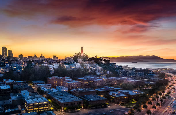 vista aérea de coit tower y embarcadero al atardecer - tower coit tower san francisco bay area san francisco county fotografías e imágenes de stock