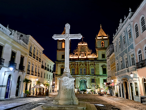Vista nocturna El Cruzeiro de Sao Francisco Anchieta cruz cristiana colonial en Pelourinho, en el centro histórico de Salvador Bahía. photo