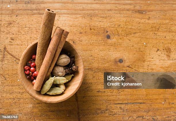 Rústico Especiarias - Fotografias de stock e mais imagens de Cardamomo - Cardamomo, Canela, Condimento - Temperos