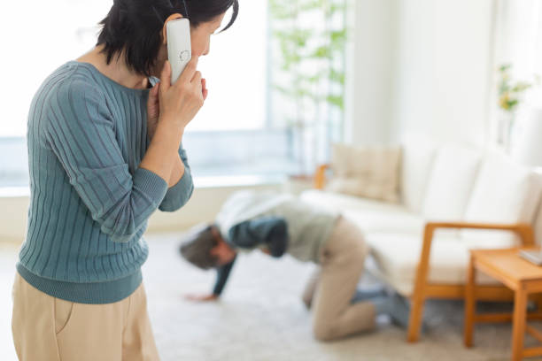 mujer pidiendo ayuda a un anciano enfermo y caído - dropped call fotografías e imágenes de stock