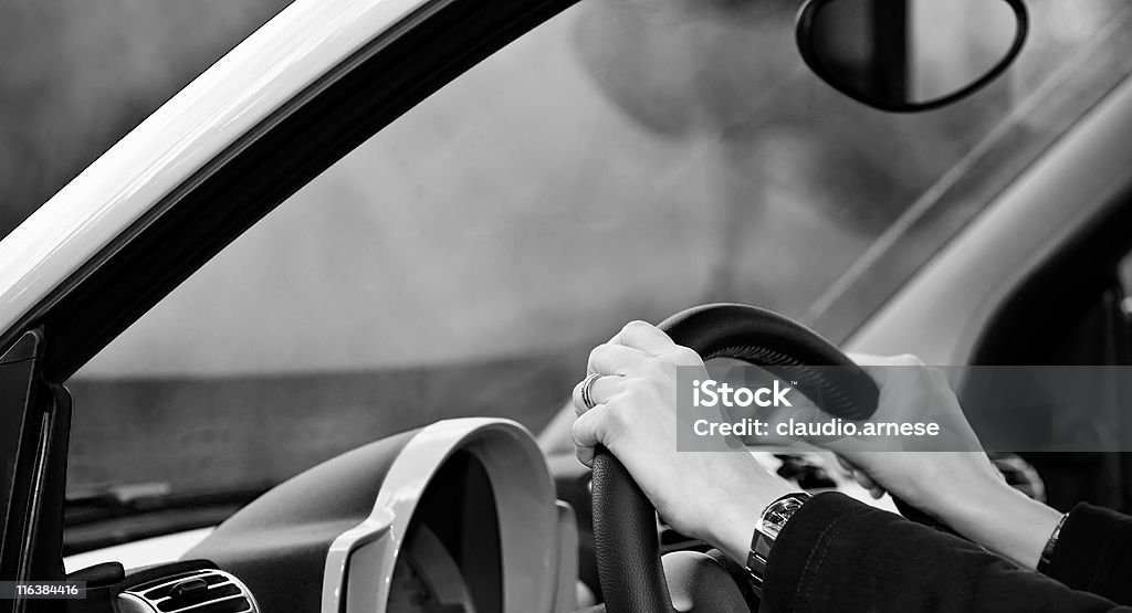 Mujer conducir un vehículo. Blanco y negro - Foto de stock de Mujeres libre de derechos