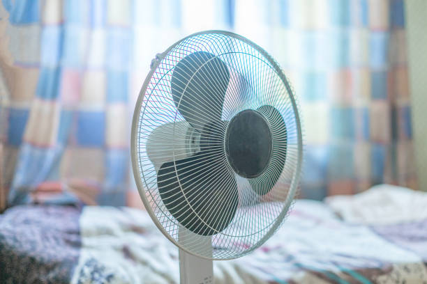 nahaufnahme elektrischer luftkühler zu hause im zimmer - summer cool electric fan heat stock-fotos und bilder
