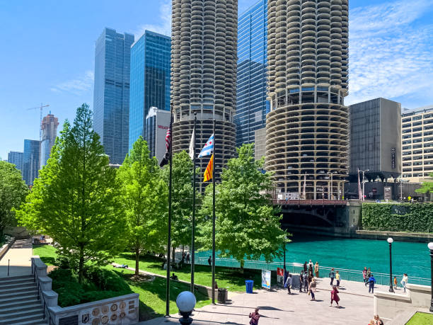 chicago river vietnam memorial wzdłuż riverwalk, gdzie turyści odpocząć i robić zdjęcia w okresie letnim - chicago illinois chicago river bridge zdjęcia i obrazy z banku zdjęć