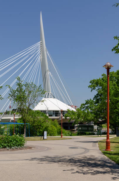 esplanade riel spire und hängedrähte - esplanade riel stock-fotos und bilder