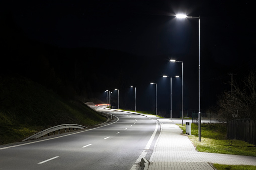 farolas modernas con tecnología LED por la noche, carretera moderna vacía photo