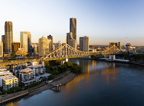 Brisbane City Bridge vista al amanecer sobre cbd, río y edificios. Aerial, disparo en helicóptero photo