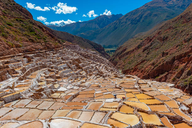 terrazze di sale di maras, provincia di cusco, perù - salt pond foto e immagini stock