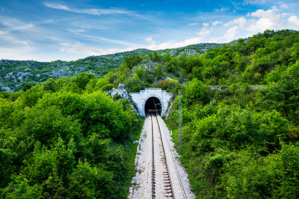 montenegro, hermoso túnel de ferrocarril y tren desde arriba cerca de ostrog que permite el ferrocarril monenegro para conducir a través del país montañoso - train tunnel fotografías e imágenes de stock