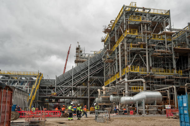 Construction of chemical plant at an oil refinery Tobolsk, Russia - May 29. 2018: Sibur company. Construction site for the construction of an oil refinery with rectification columns, heat exchangers, truboprovodnymi estokadami, a crane at an oil refinery, a petrochemical plant western siberia stock pictures, royalty-free photos & images