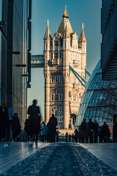 ロンドン市のタワーブリッジに向かう長距離ビュー - クリエイティブストックイメージ - tower bridge uk london england people ストックフォトと画像