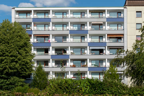 edilizia popolare - plattenbau homes architectural detail architecture and buildings foto e immagini stock