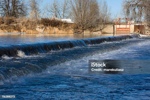 Lowhead Río Dam Farmland Desviar Agua Para El Riego Foto de stock y más banco de imágenes de Presa