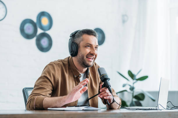 apresentador de rádio alegre gesticulando durante a gravação de podcast no estúdio de radiodifusão - locutor de radio - fotografias e filmes do acervo