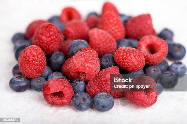 Beeren Auf Marmor Stockfoto und mehr Bilder von Amerikanische Heidelbeere - Amerikanische Heidelbeere, Biegung, Bildschärfe