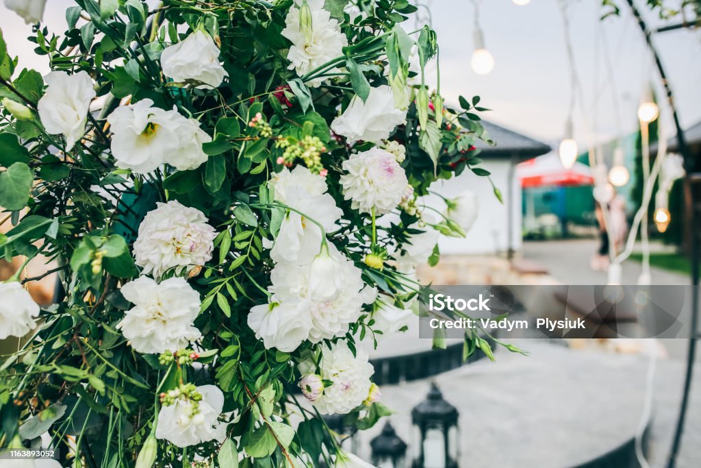 Flores Blancas Como Decoraciones Hermosos Detalles En La Boda Elegantes  Ramos Foto de stock y más banco de imágenes de Arte - iStock