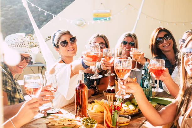 행복한 여성 사람들의 쾌활한 그룹은 우정과 행복과 함께 깜박이고 토스트 - 젊은 과 성인 여성은 재미 먹는 - 음식과 음료 축하 개념 - outdoors drinking women friendship 뉴스 사진 이미지