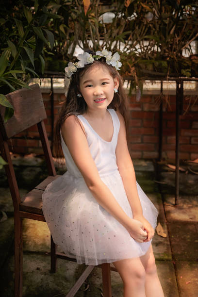 porträt des asiatischen kleinen mädchens - child little girls single flower flower stock-fotos und bilder