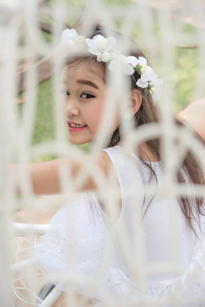 porträt des asiatischen kleinen mädchens - child little girls single flower flower stock-fotos und bilder